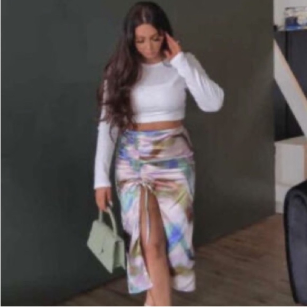 Marble satin curves midi skirt with ruche detail